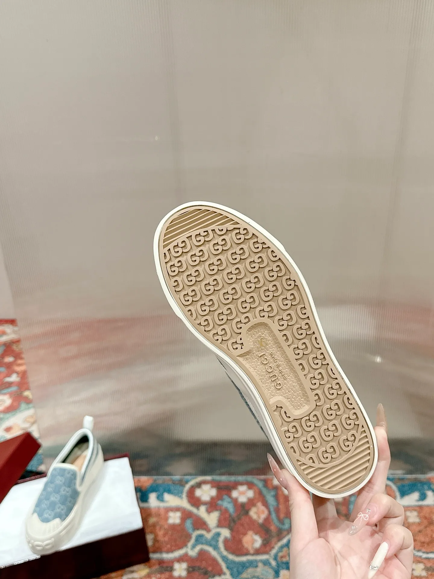 👟👟Ex-factory price 520👟👟 Women's models are new🆕 Arrival Gucci tennis 1977 classic Loft series canvas shoes... 2025 hot recommended model, G+1977×Disney cooperation series... GG canvas is made of finished products and incorporates brand elements. The retro style is rich, the classics and feelings are perfect for recall! Each color fabric developed by the original version is customized by the original version, and we pursue the ultimate in large-scale products! Market-level top version ⚠ Fabric: Customized GG cloth electric embroidery/5D washed distressed canvas Lining: Customized terry cloth lining (the feet are fitted and cannot be disassembled) Outsole: Original molded TPU two-color outsole Size: 35-40 (41 customized)